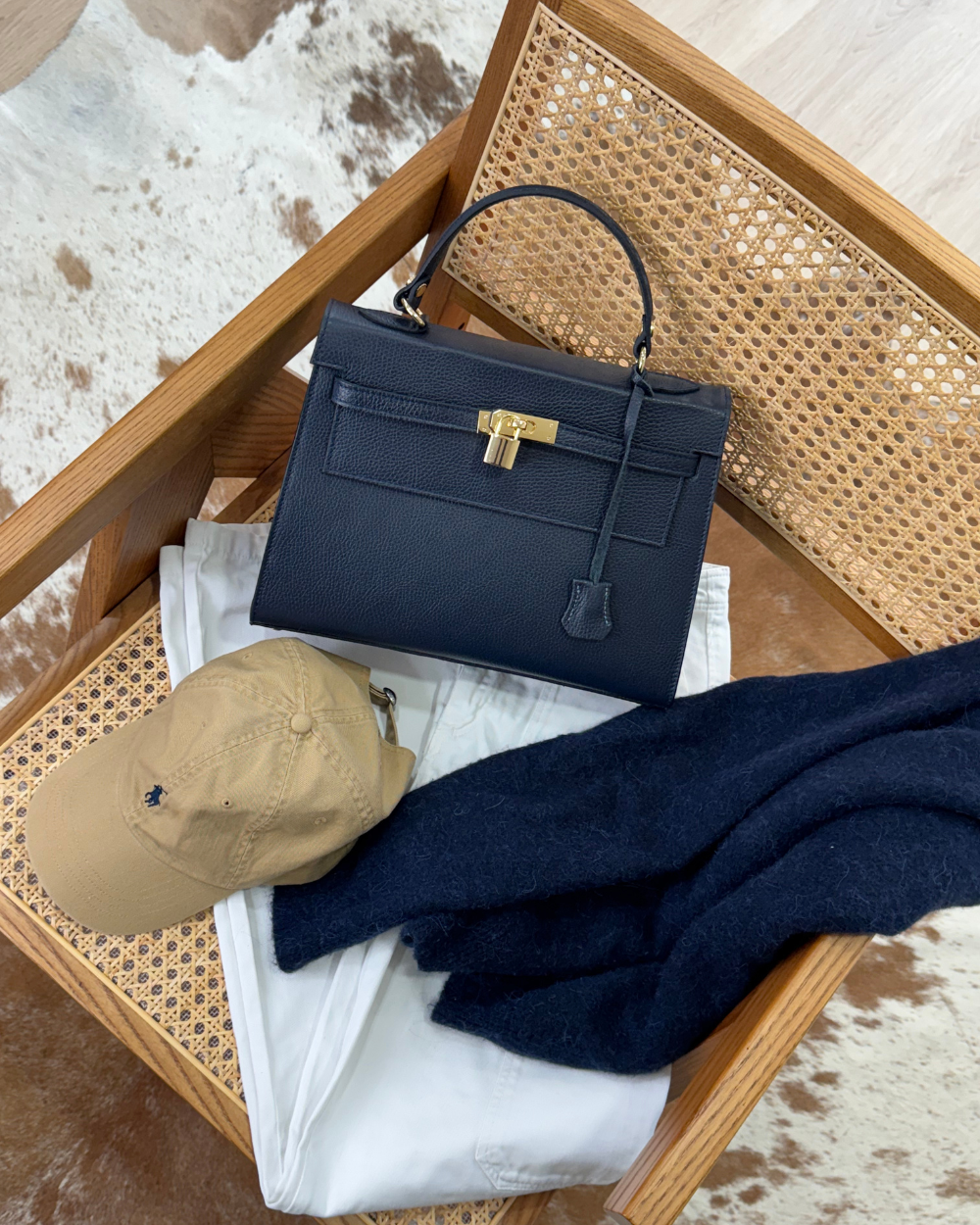 Modelo llevando el bolso ICONIC 1984 BLUE, mostrando su tamaño perfecto y su estilo sofisticado. Este bolso de mujer de lujo es ideal para completar cualquier look elegante, ya sea para una reunión de trabajo, una cena especial o un evento importante. Su diseño atemporal y refinado lo convierte en un must-have en cualquier colección de accesorios de moda.