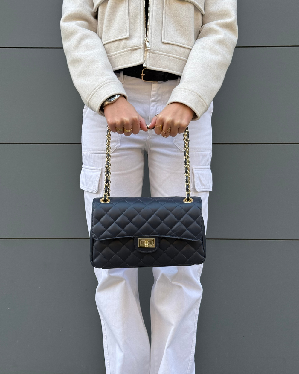 Vista inferior del bolso Juliette Navy, con base reforzada para mayor estabilidad y resistencia.