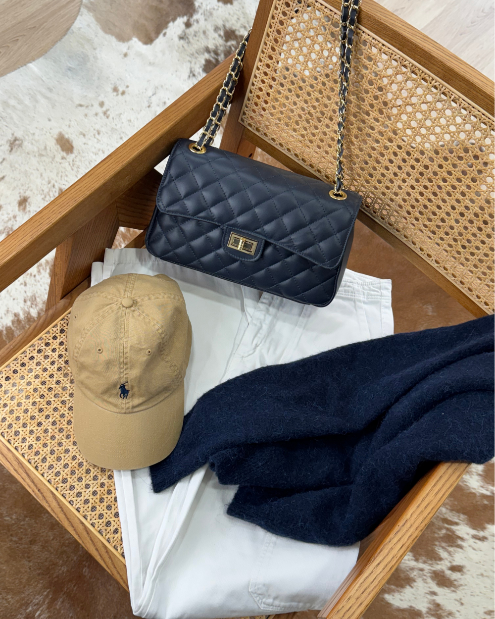 El bolso Juliette Navy acompañado de accesorios, destacando su capacidad de combinar con diferentes estilos.