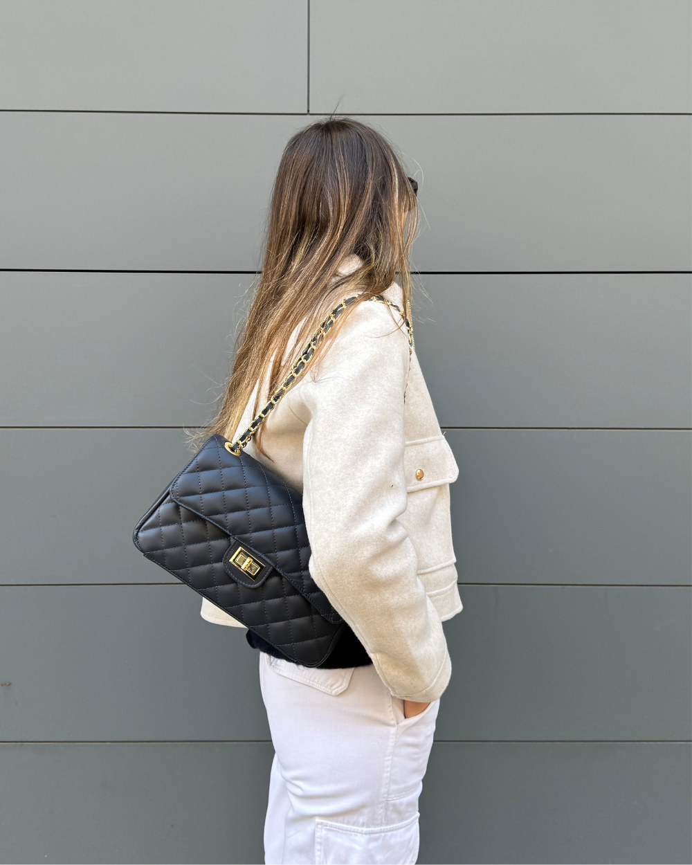Modelo llevando el bolso Juliette Navy, demostrando su versatilidad y tamaño ideal para combinar con cualquier outfit.