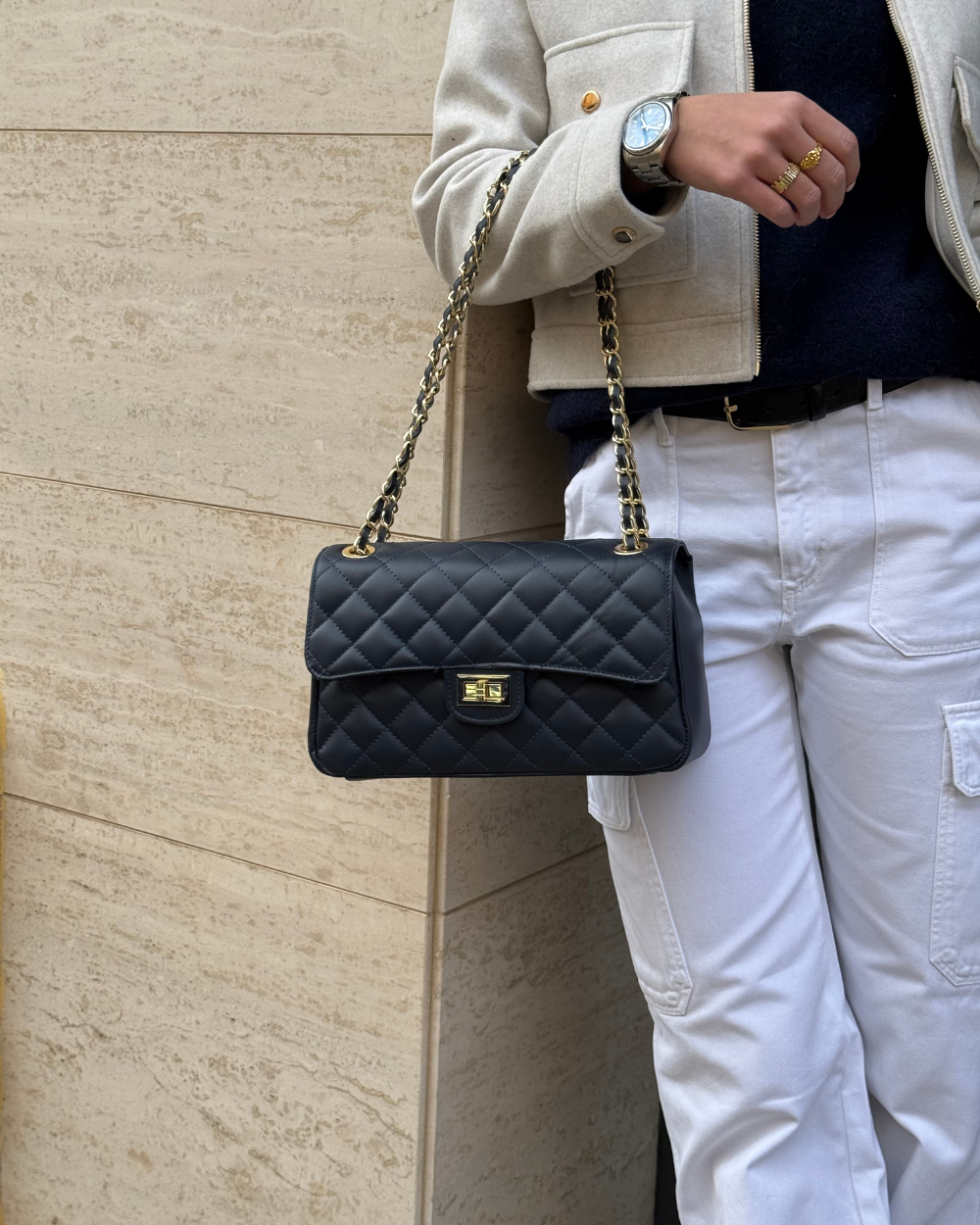 Fotografía del bolso Juliette Navy en un entorno elegante, resaltando su diseño moderno y refinado.