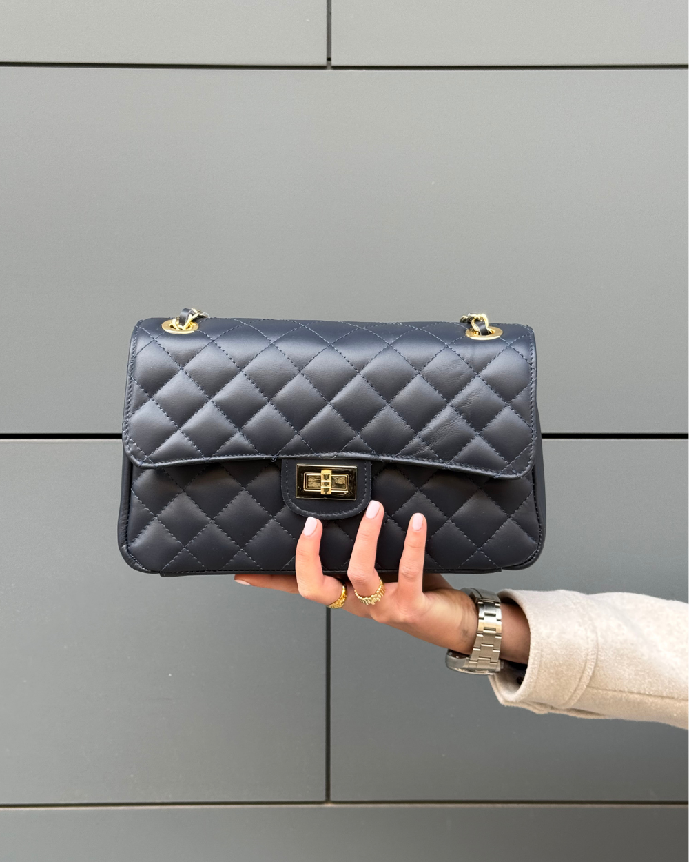 Vista inferior del bolso Juliette Navy, con base reforzada para mayor estabilidad y resistencia.