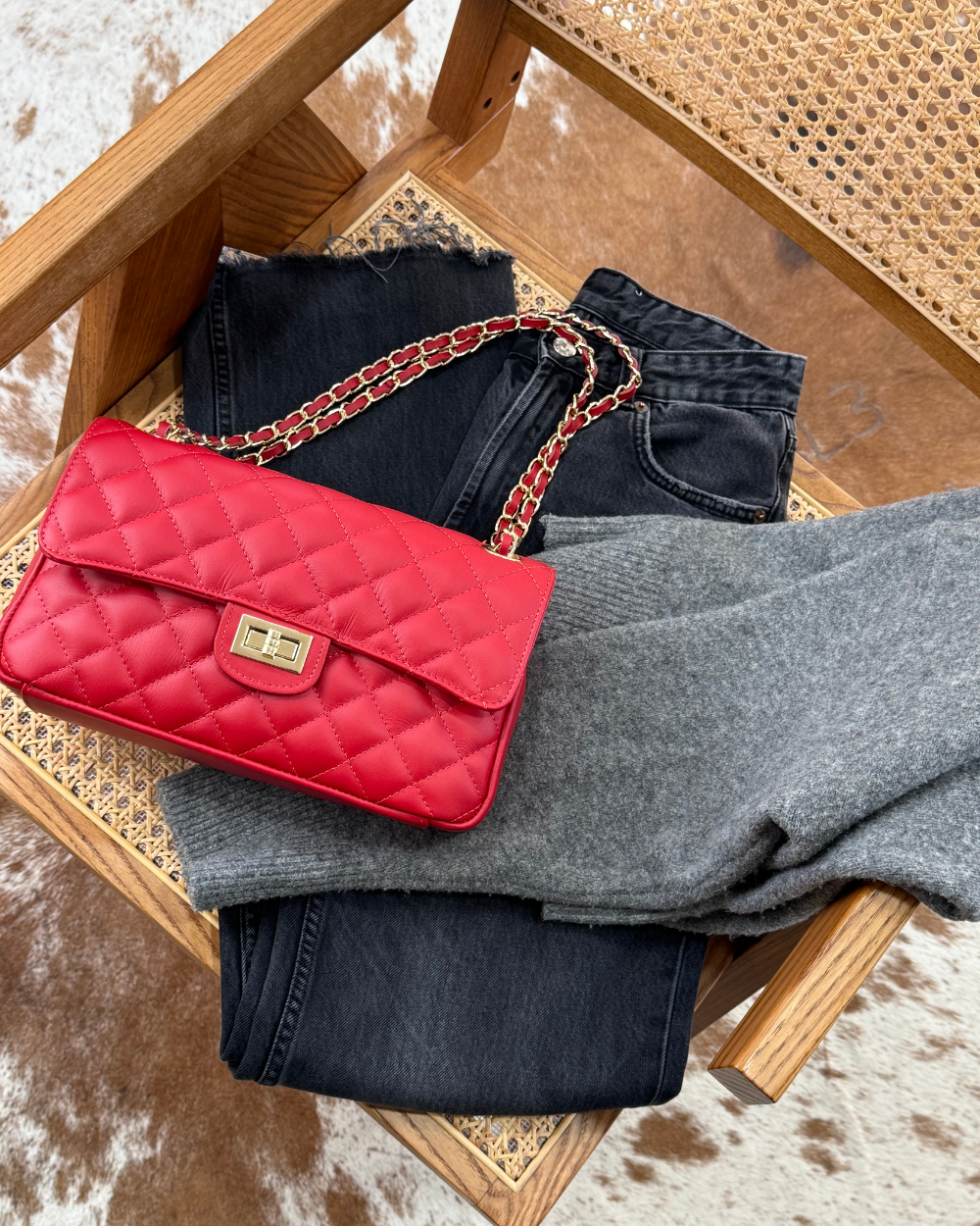 El bolso Juliette Red acompañado de accesorios, resaltando su versatilidad y cómo complementa diferentes outfits.