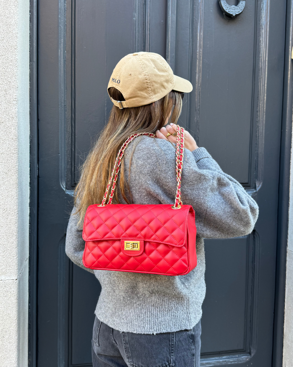 Modelo llevando el bolso Juliette Red, mostrando su tamaño ideal y estilo sofisticado para combinar con cualquier look.