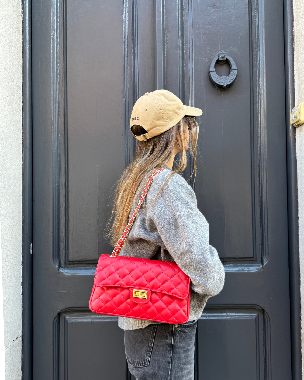Fotografía del bolso Juliette Red en un entorno elegante, destacando su estética clásica y atemporal.