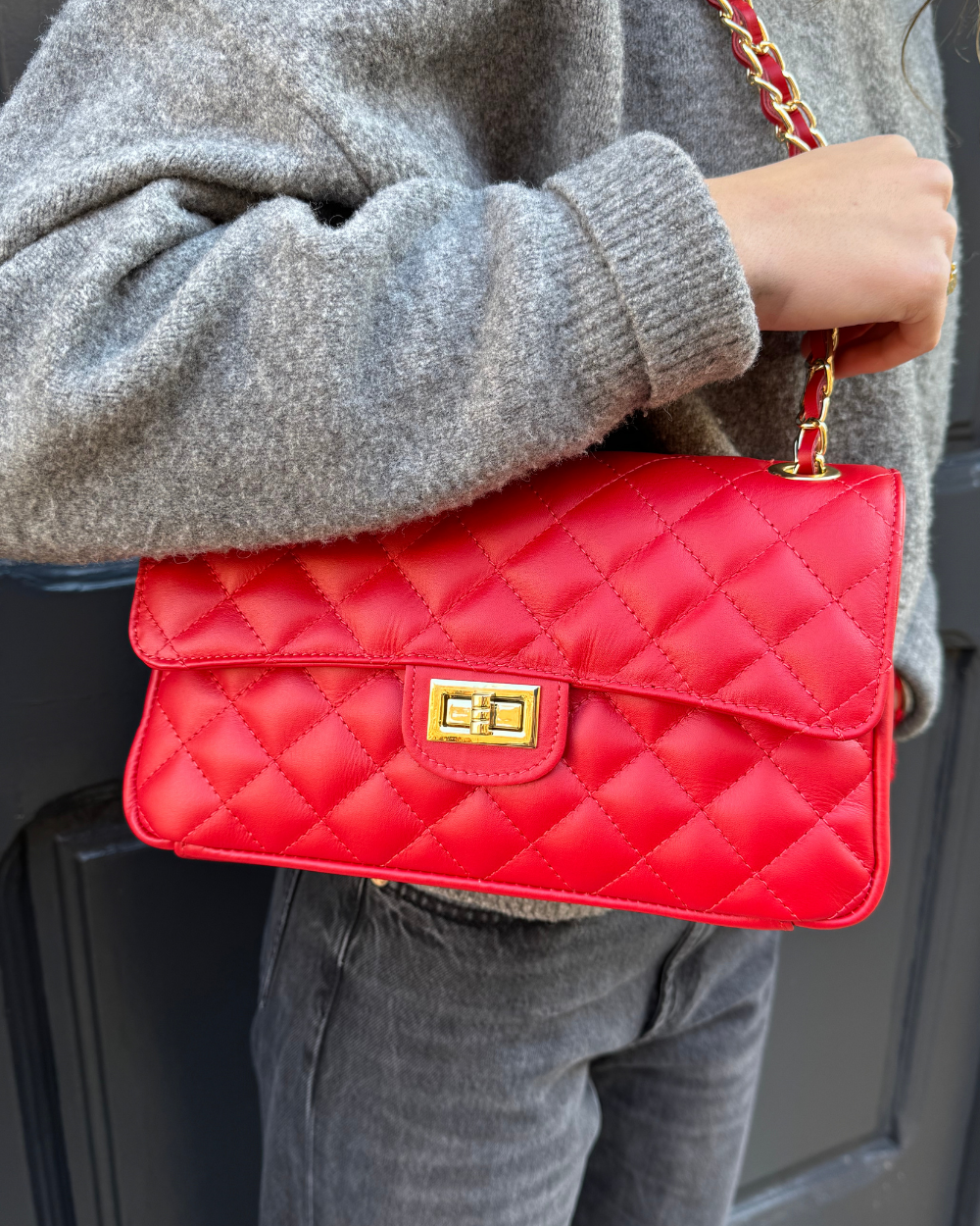 Vista frontal del bolso Juliette Red, un bolso de mujer rojo elegante inspirado en Chanel, con cierre metálico dorado y correa de cadena. Un accesorio perfecto para eventos especiales.