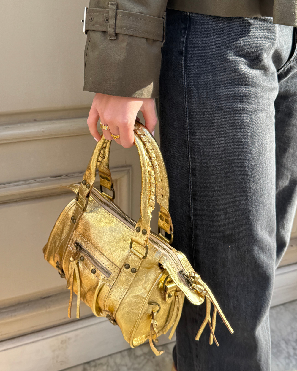 El Mini Bolso Stargirl Gold de Seis Doses en un entorno moderno y elegante, resaltando su acabado metálico y su diseño estructurado.
