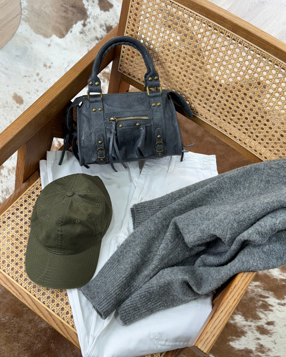 El Mini Bolso Stargirl Grey acompañado de accesorios de moda, destacando su facilidad para combinar con diferentes estilos.