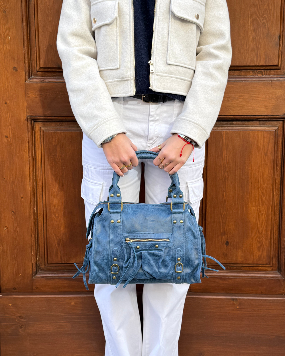 Vista inferior del bolso Stargirl Blue, con base reforzada que garantiza estabilidad y durabilidad.