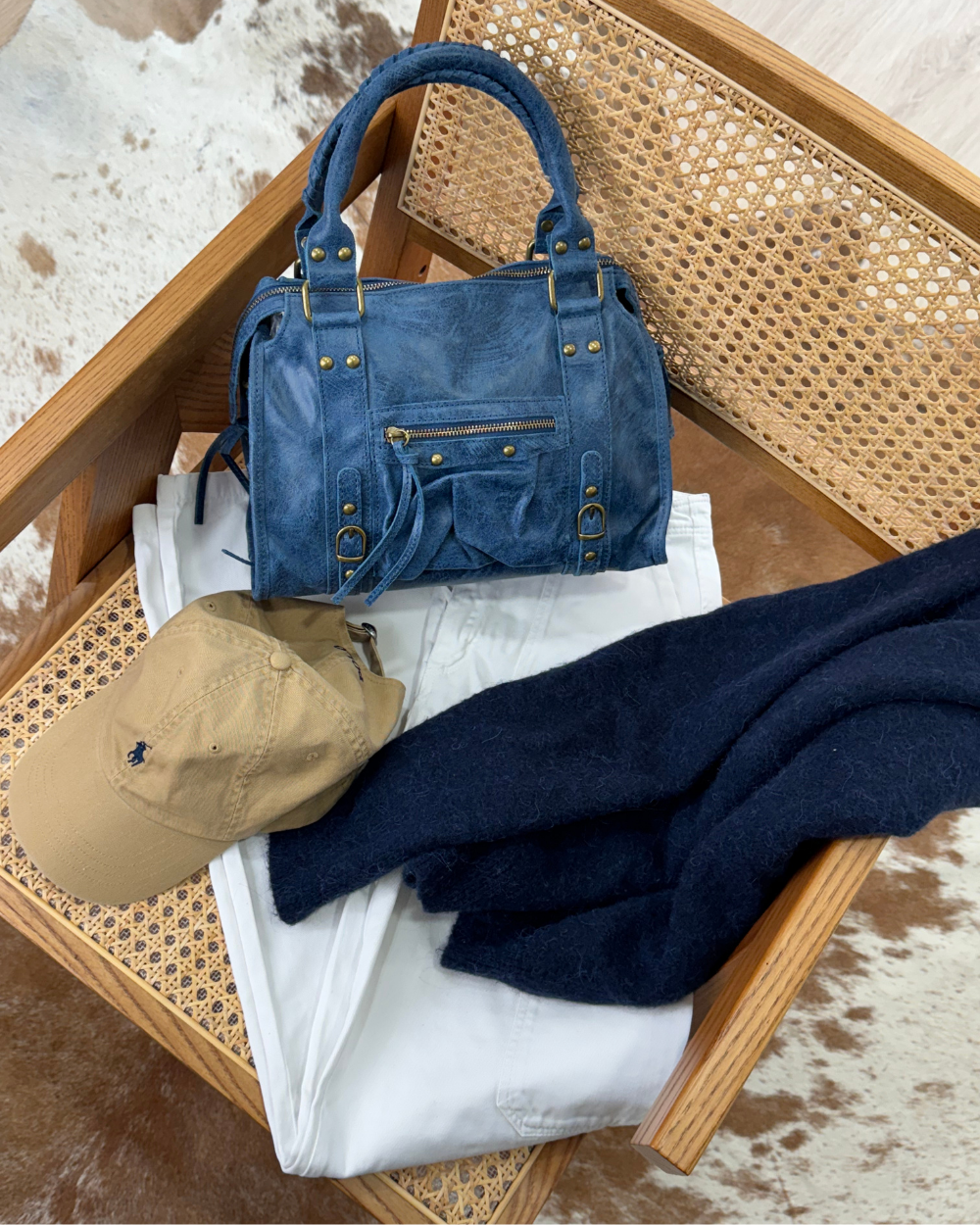 El bolso Stargirl Blue junto con accesorios como gafas y joyería, resaltando su elegancia y facilidad para combinar con distintos outfits.