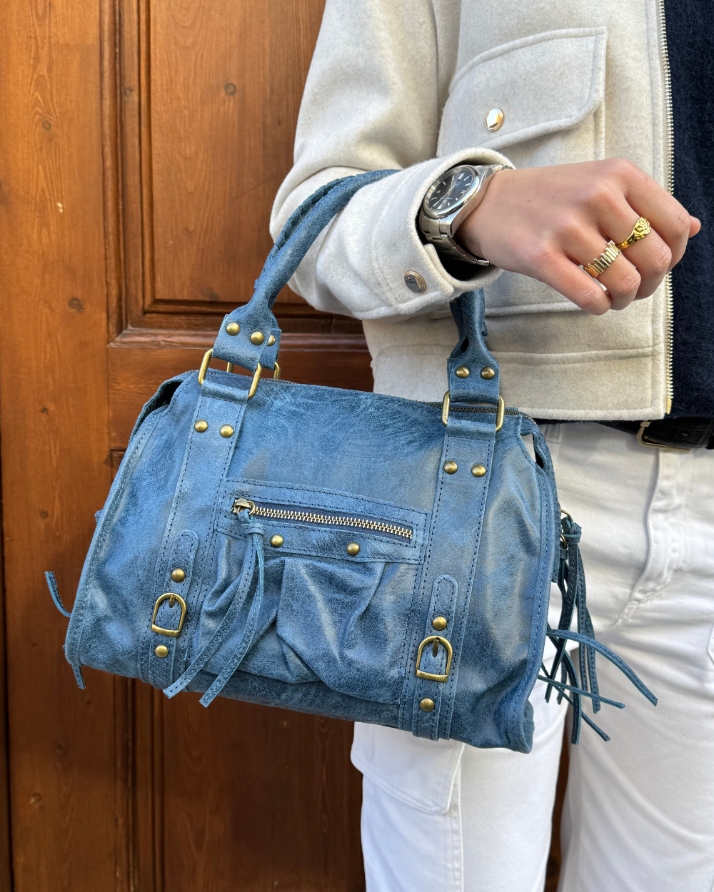 Vista lateral del bolso Stargirl Blue, resaltando su estructura firme y la combinación de asas con detalles metálicos.