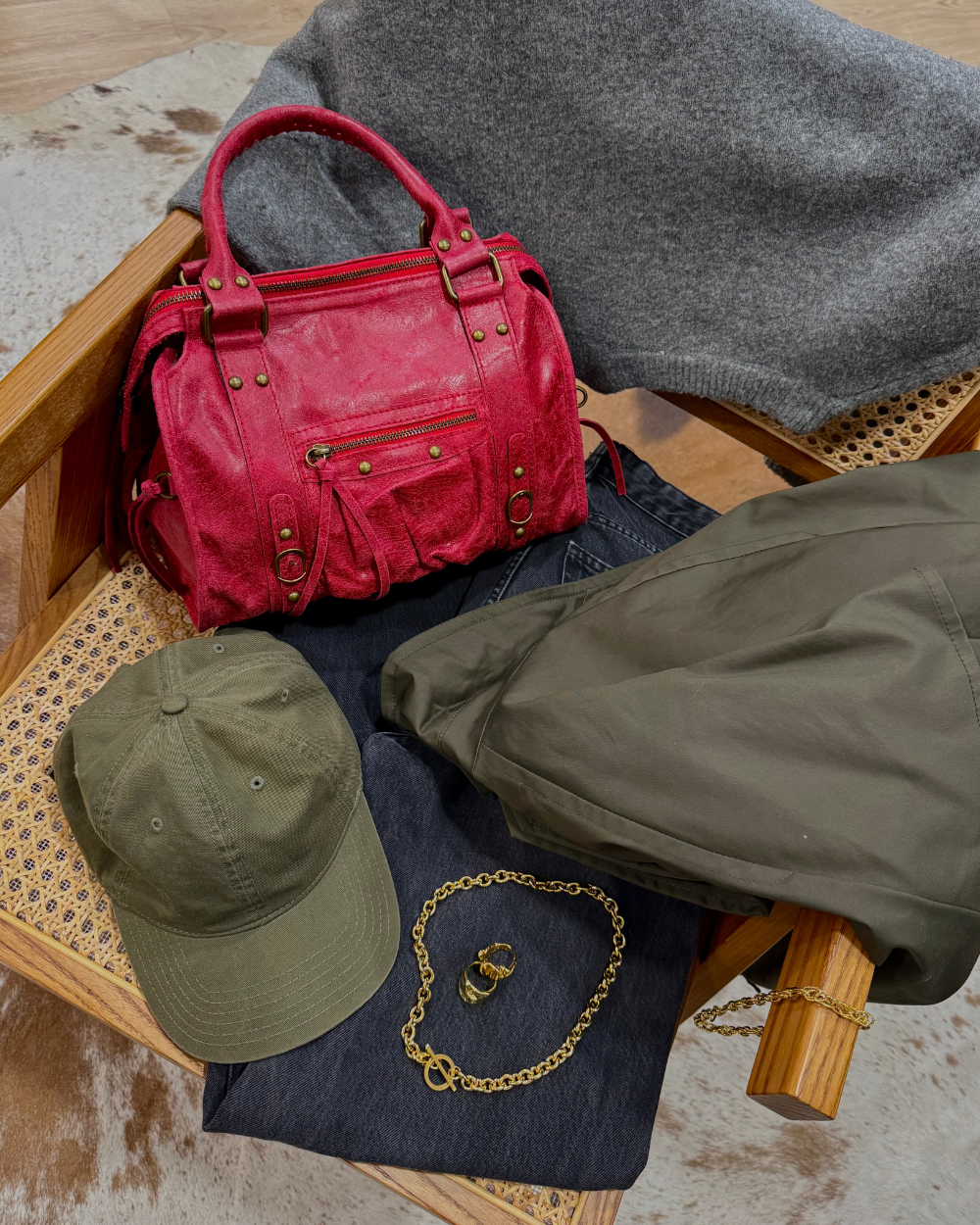 Fotografía del bolso Stargirl Red junto con gafas y joyas, mostrando su facilidad para complementar diferentes estilos.