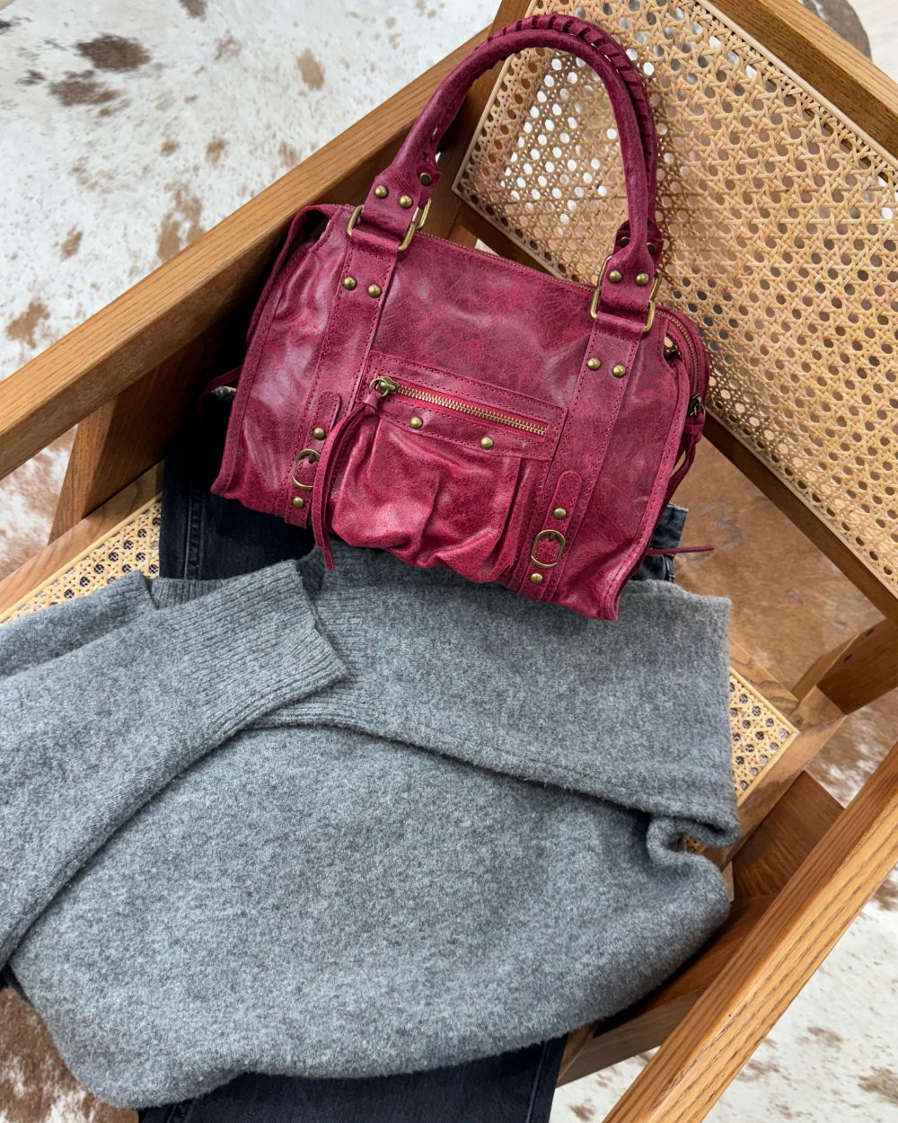 El bolso Stargirl Wine acompañado de gafas de sol y joyería, resaltando su versatilidad y su toque chic para eventos y ocasiones especiales.