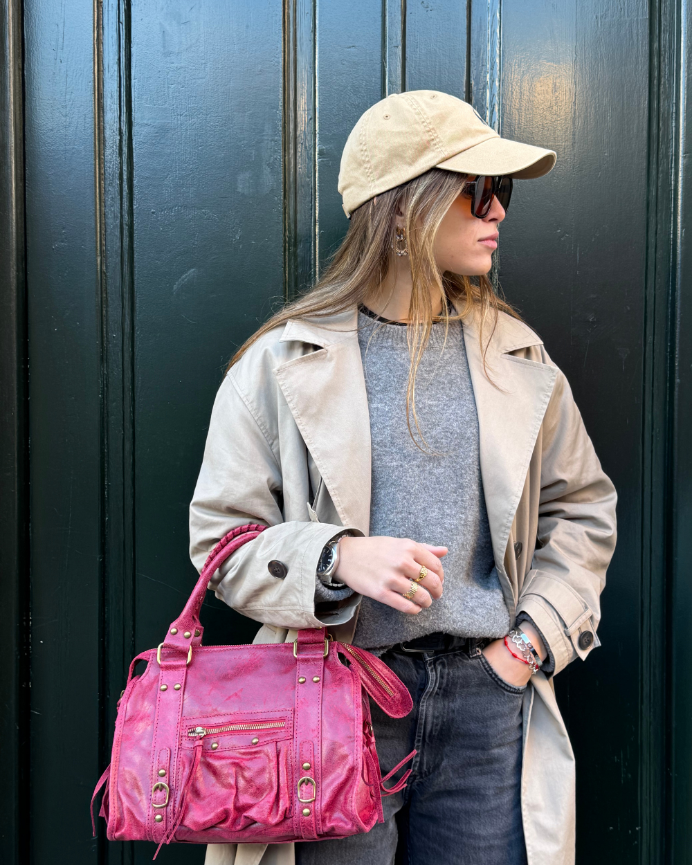 Modelo llevando el bolso Stargirl Wine de Seis Doses, mostrando su tamaño ideal, su diseño moderno y su elegancia en combinación con diferentes outfits.