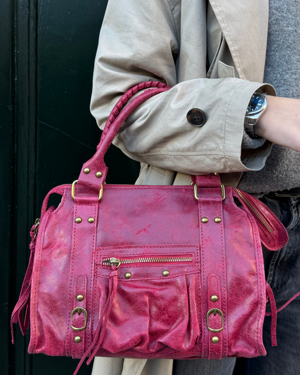 Fotografía del bolso Stargirl Wine de Seis Doses en un ambiente elegante, destacando su diseño sofisticado y su color burdeos exclusivo.