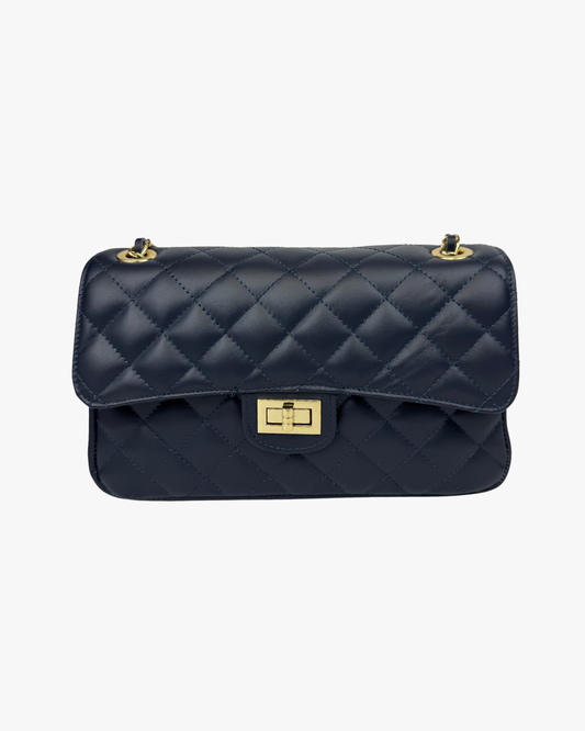 Vista frontal del bolso Juliette Navy, un bolso azul navy de mujer elegante estilo Chanel, con diseño acolchado y correa ajustable en cadena dorada. Ideal para un look sofisticado.