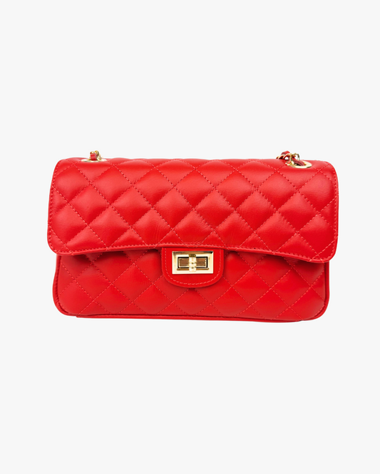 Vista frontal del bolso Juliette Red, un bolso de mujer rojo elegante inspirado en Chanel, con cierre metálico dorado y correa de cadena. Un accesorio perfecto para eventos especiales.
